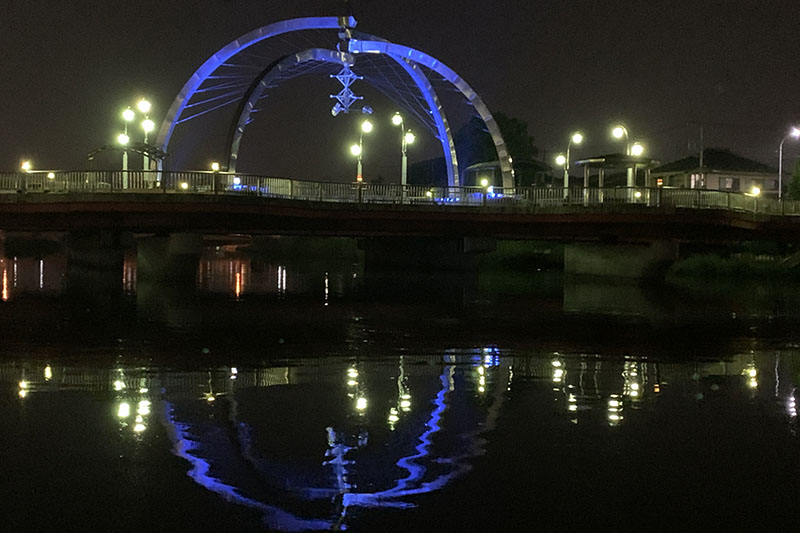 公園橋が鮮やかなブルーにライトアップ