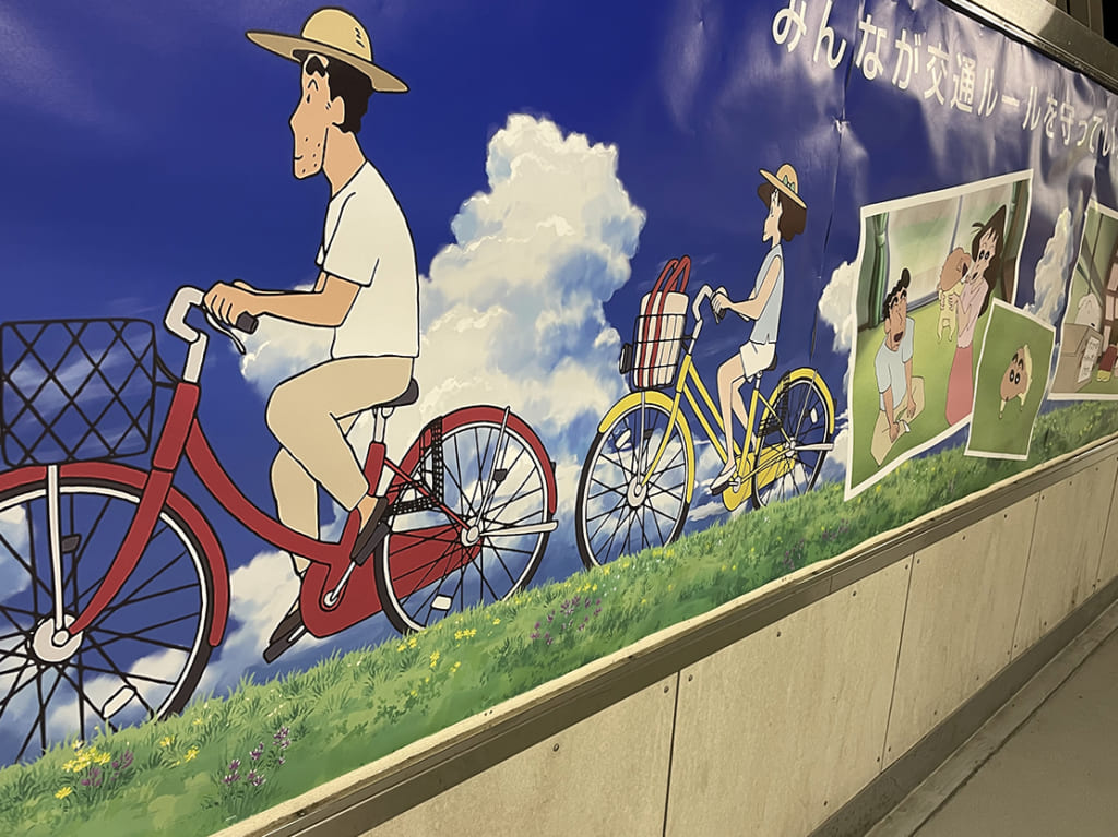 春日部駅のクレヨンしんちゃんとサイクルベースあさひのコラボ広告