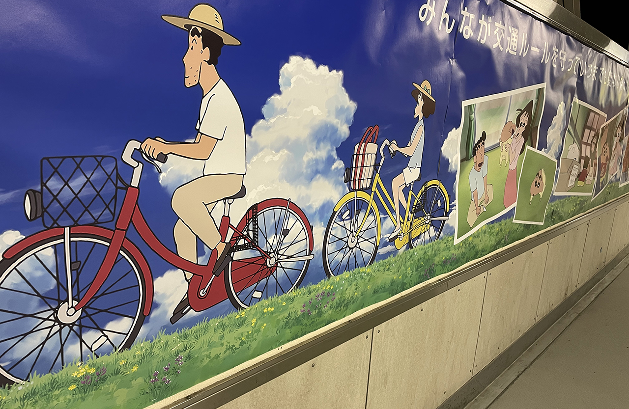 春日部駅のクレヨンしんちゃんとサイクルベースあさひのコラボ広告