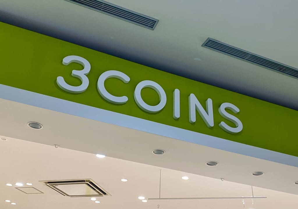 「3COINS」看板