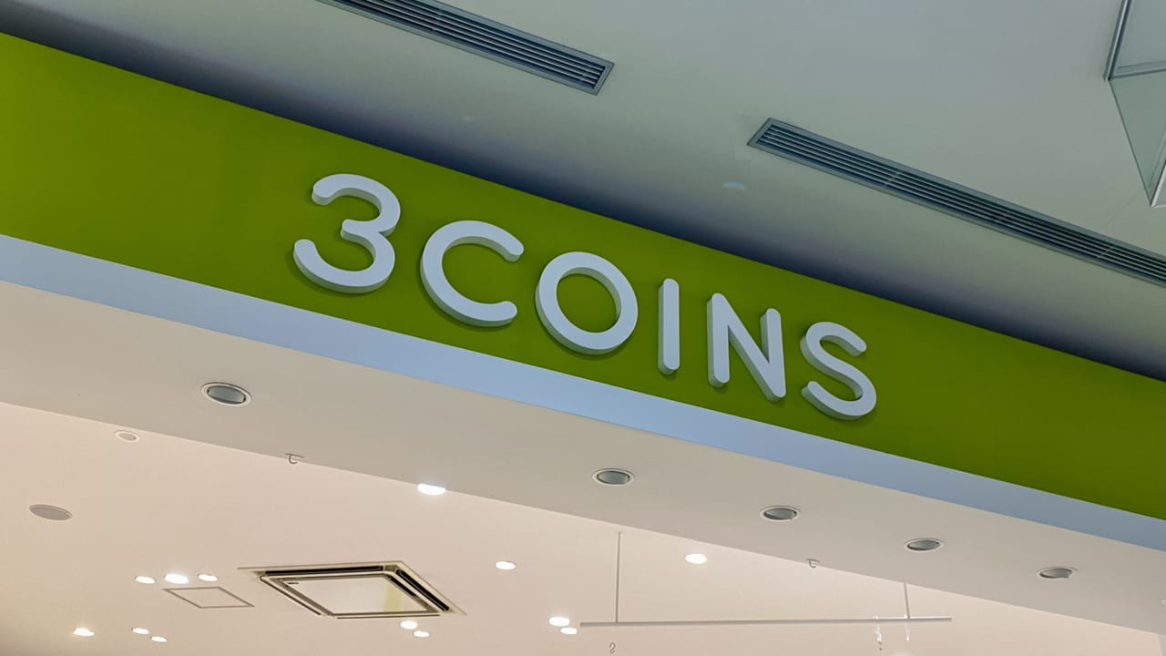 「3COINS」看板