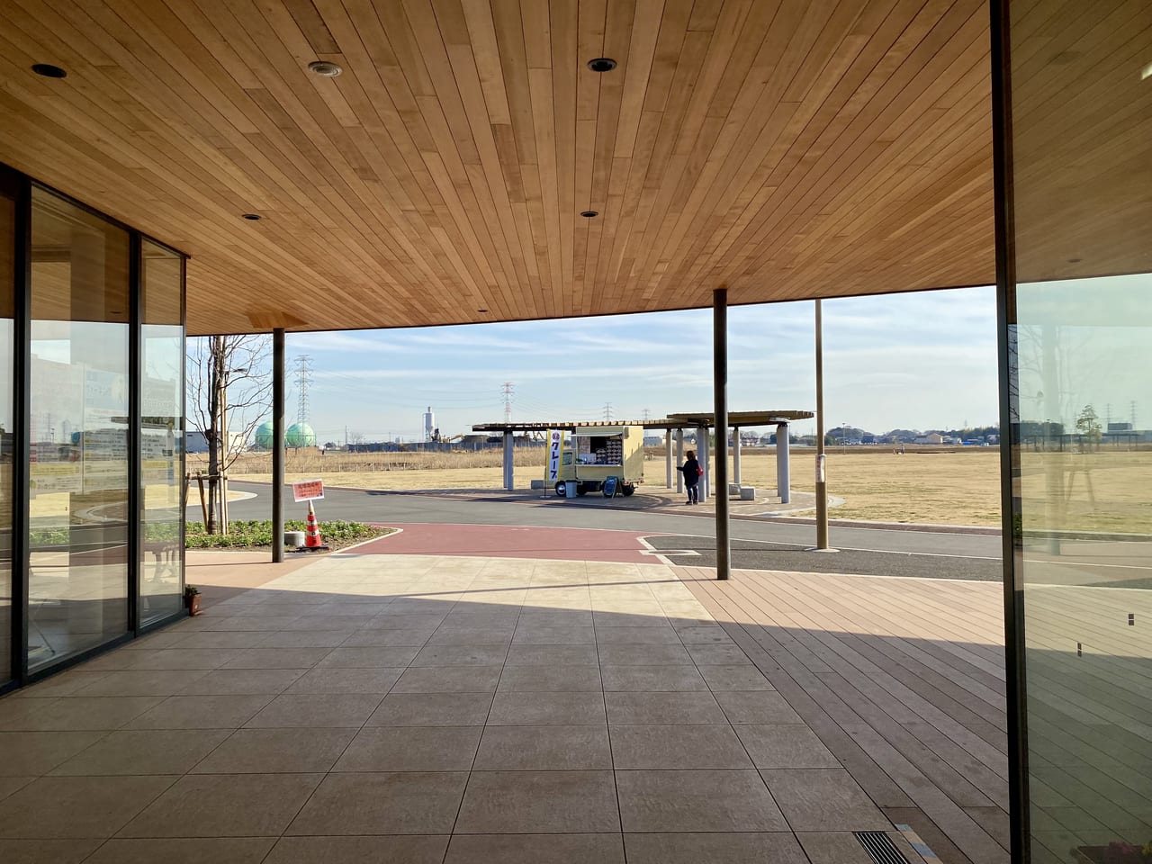 クレープのキッチンカー「FUN DAYS」と公園