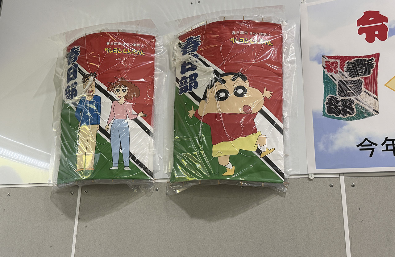 春日部駅の大凧とクレヨンしんちゃん