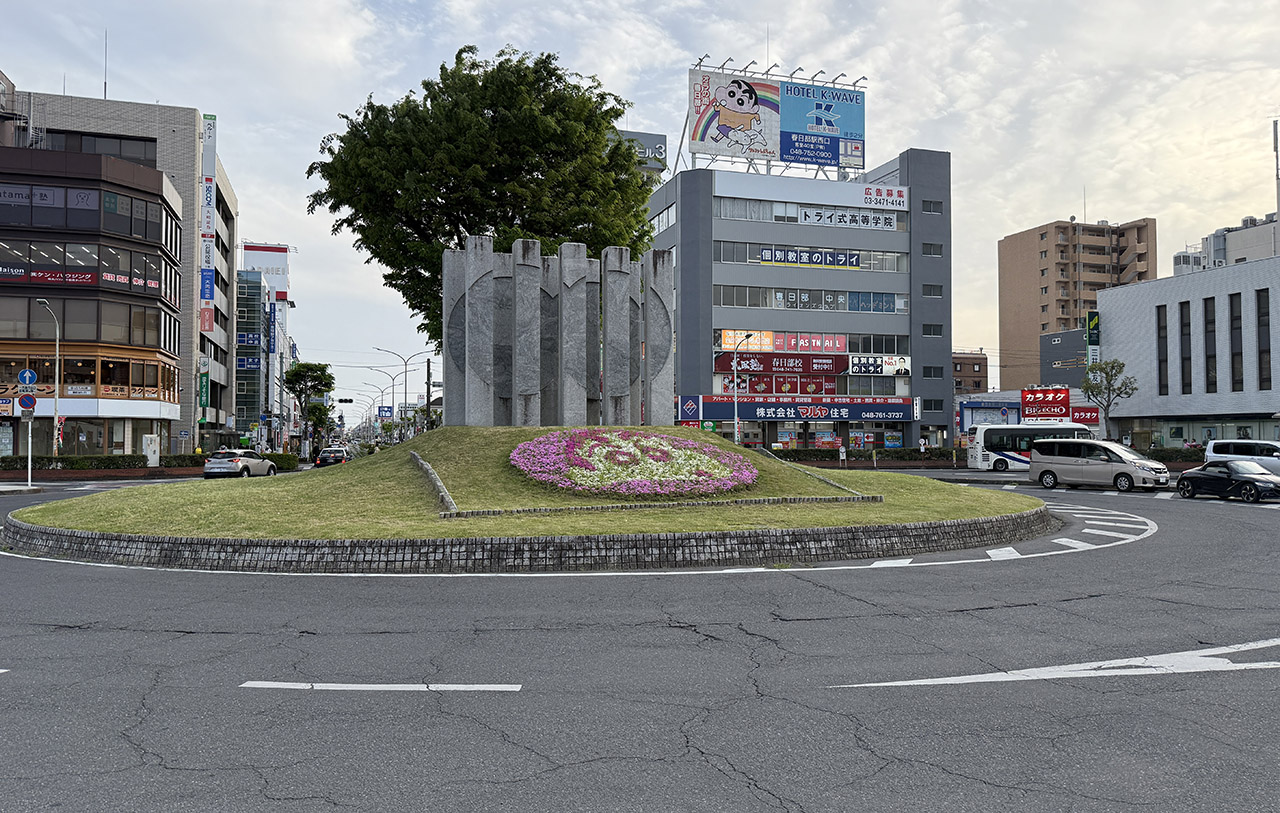 春日部駅西口ロータリーの『クレヨンしんちゃん』フラワーアート