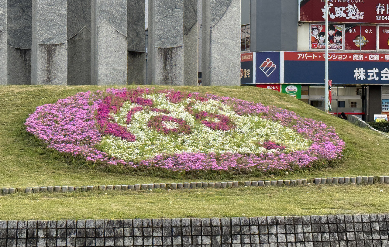春日部駅西口ロータリーの『クレヨンしんちゃん』フラワーアート
