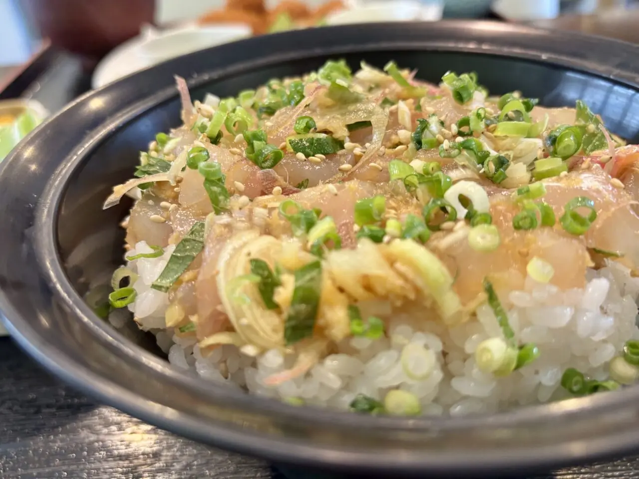 「真鯛の生姜醤油たたき丼（1,350円）」